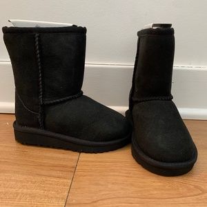 Ugg Classic Boot : Black (NEVER WORN)